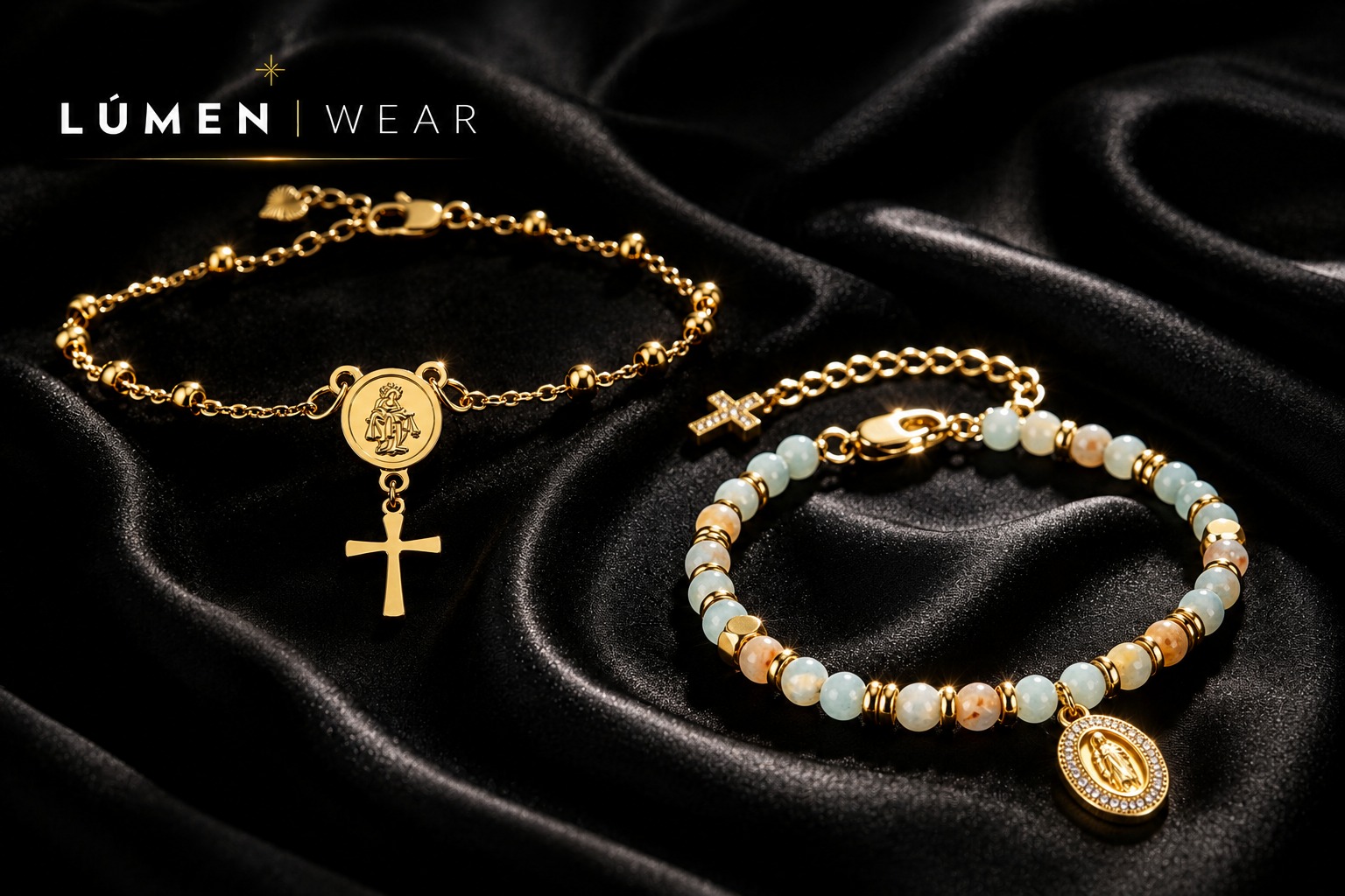 Duas pulseiras terço Lúmen Wear douradas dispostas sobre cetim preto